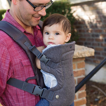 Papa transportant bébé avec porte bébé gris