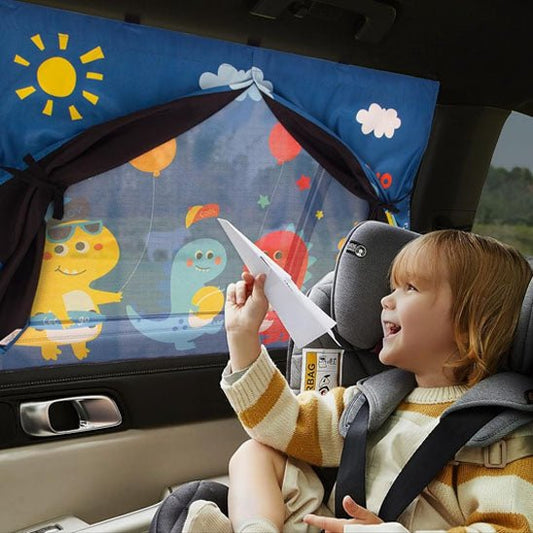 Enfant jouant avec un avion en papier et pare soleil voiture bébé. 