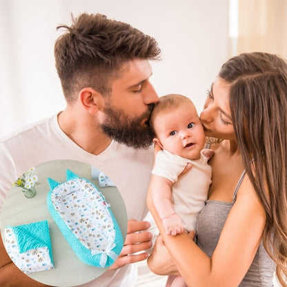 Parents qui embrassent leur bébé et nid d'ange