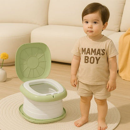 Petit garçon debout à côté de son pot bebe pliant.