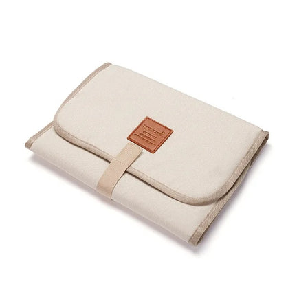 Petit tapis a langer nomade beige vanille.