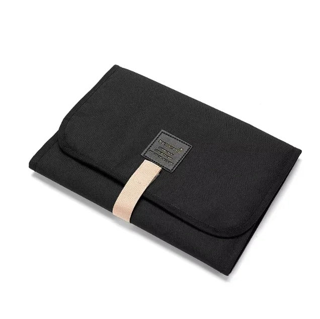 Petit tapis à langer nomade noir.