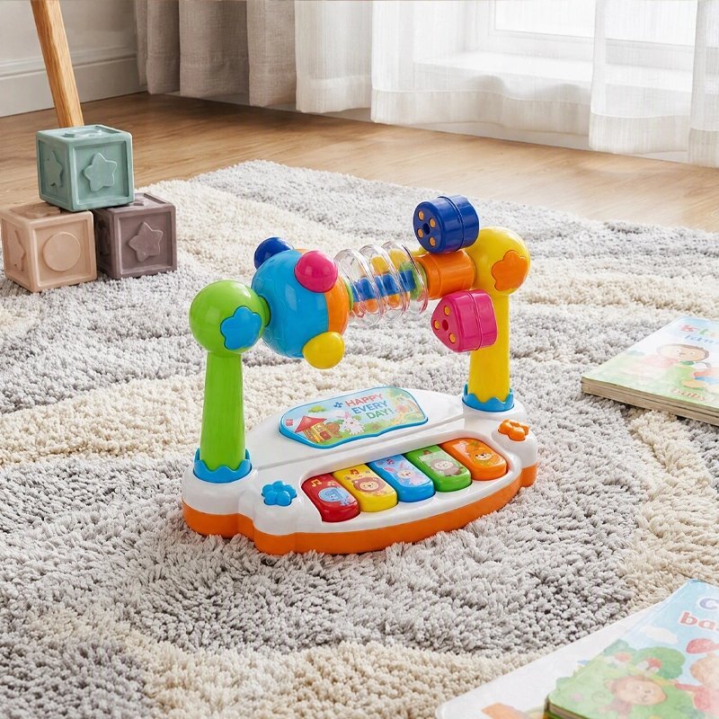 Piano bebe interactif stimulant l'éveil sensoriel.