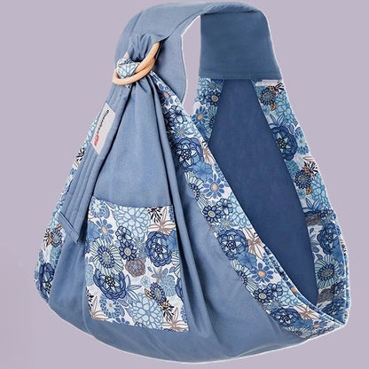 Porte bebe bleu aux motifs de fleurs.
