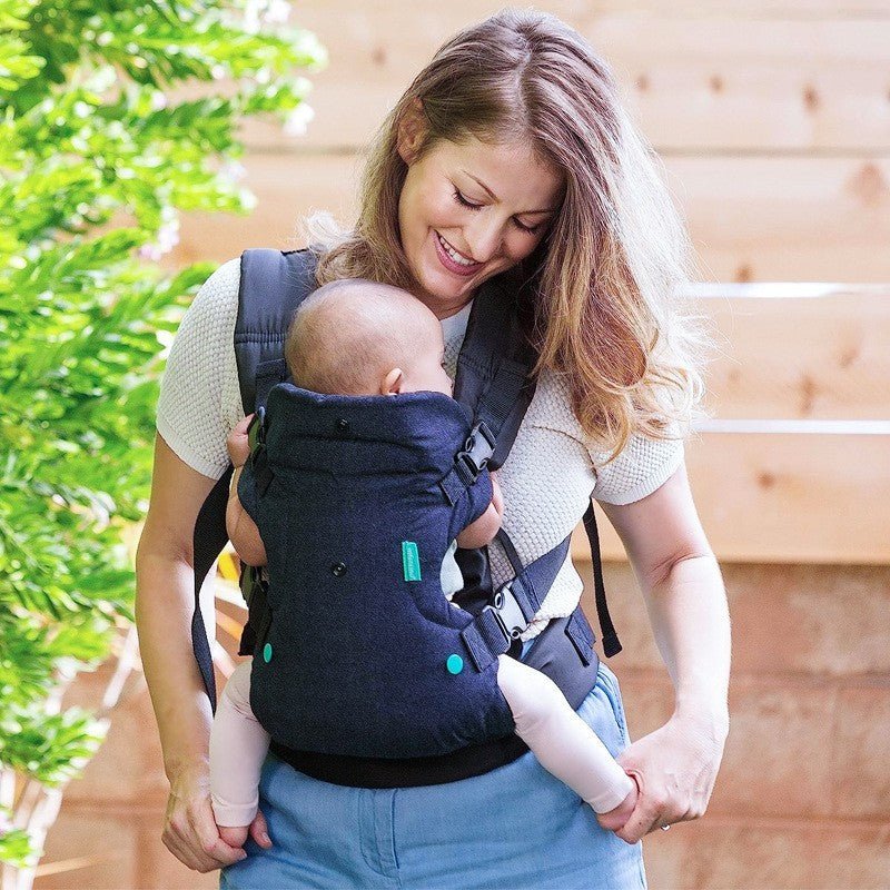 Maman heureuse en promenade avec porte bébé ajustable