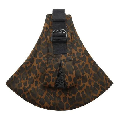 Porte bébé ergonomique position hanche léopard marron.