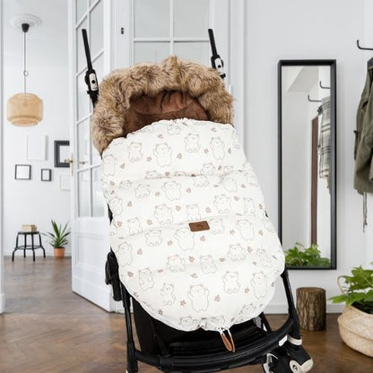 Poussette bébé dans l'entrée de la maison et chancelière poussette oursons beiges.