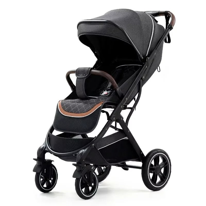Poussette compacte noire pour voyages.