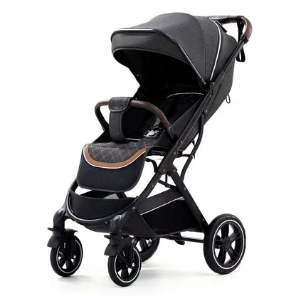 Poussette compacte noire pour voyages.