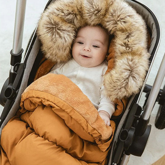 Poussette et poupon confortable dans chanceliere bebe