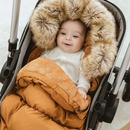 Poussette et poupon confortable dans chanceliere bebe