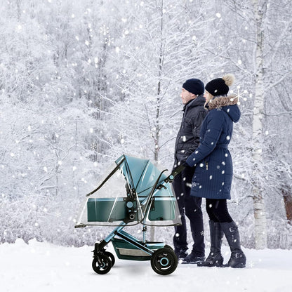 Parents en promenade l'hiver avec protection pluie poussette