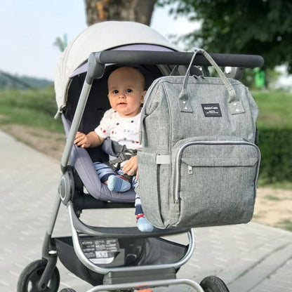 Sac à dos à langer accroché sur poussette bébé