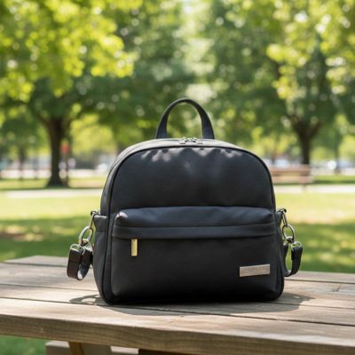 Sac a langer bebe noir sur une able au parc.