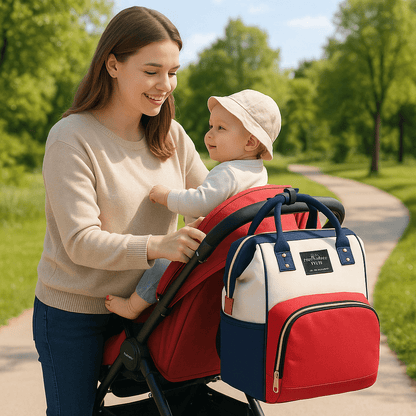 Maman en promenade et sac a langer bebe tricolore sur poussette
