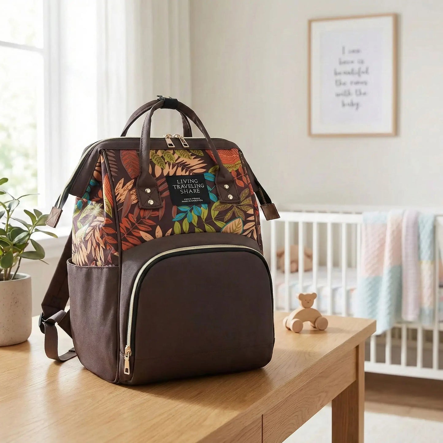 Sac a langer marron sur le bureau dans la chambre de bébé.