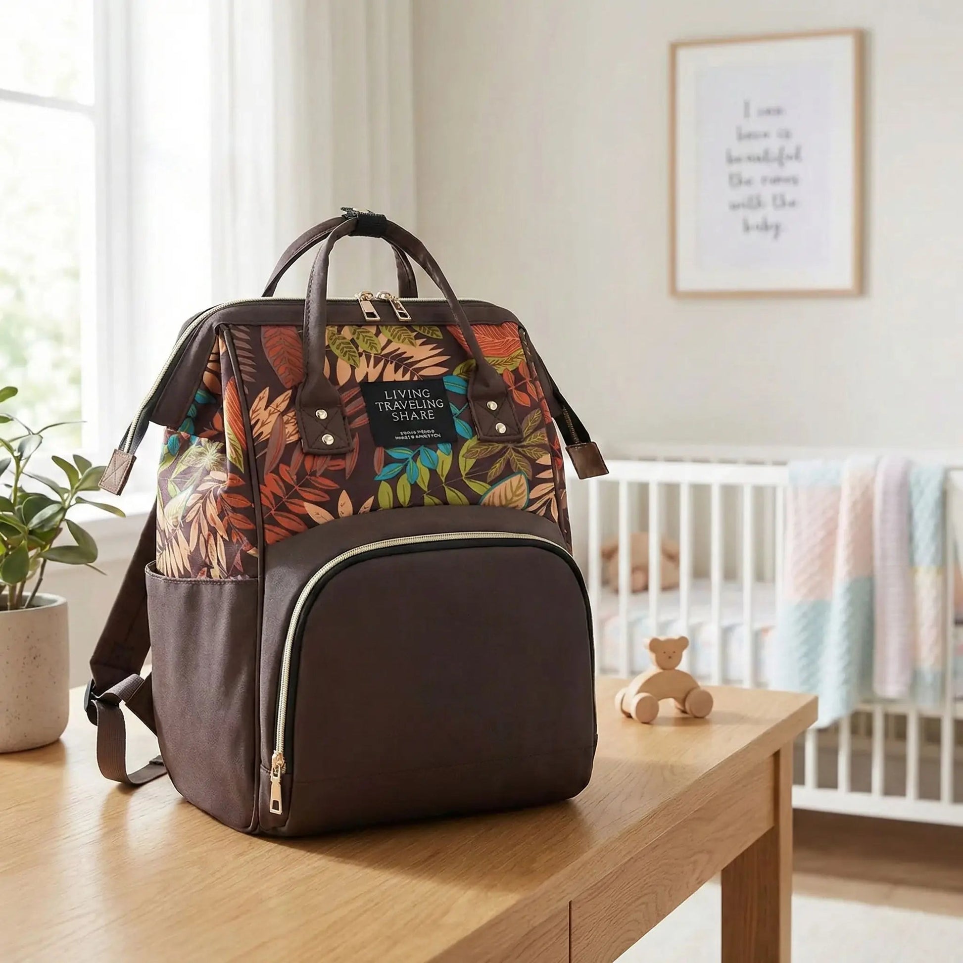 Sac a langer marron sur le bureau dans la chambre de bébé.