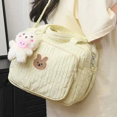 Sac à langer matelassé jaune doux et confortable.