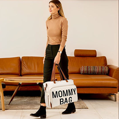 Jeune femme transportant un sac a langer élégant.