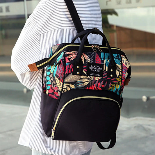 Sac a langer noir deux tons avec motifs colorés.