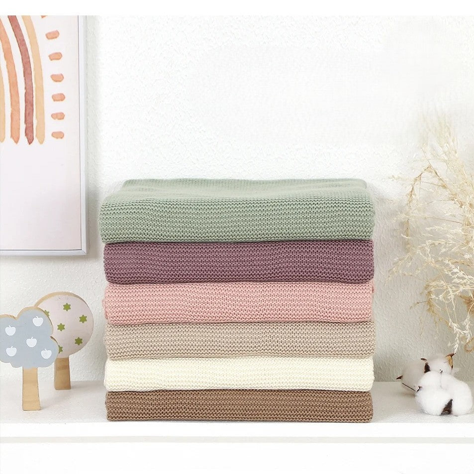 Six couvertures bébé pliées en tricot haut de gamme.