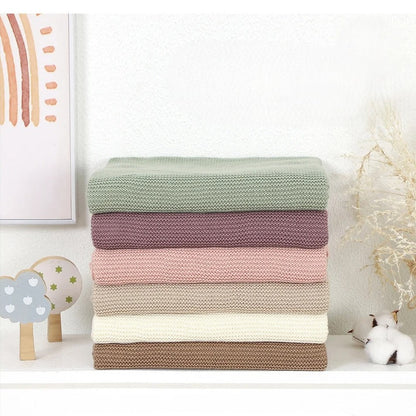 Six couvertures bébé pliées en tricot haut de gamme.