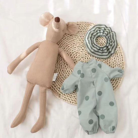Souris doudou bebe et vêtements retirés