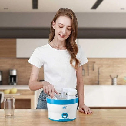 Maman dans la cuisine qui place biberons dans sterilisateur biberon