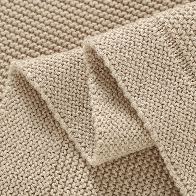 Tissu en tricot d'une couverture bébé vu de prêt. 