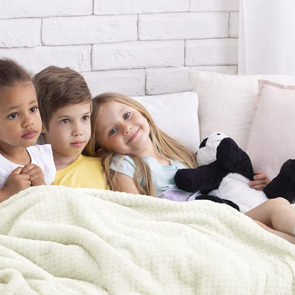 Trois enfants sur sofa avec 
 couverture bebe vanille
