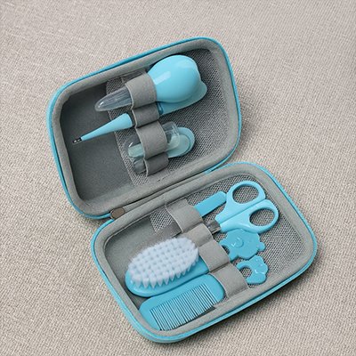 Trousse de toilette bebe huit pièces bleue.