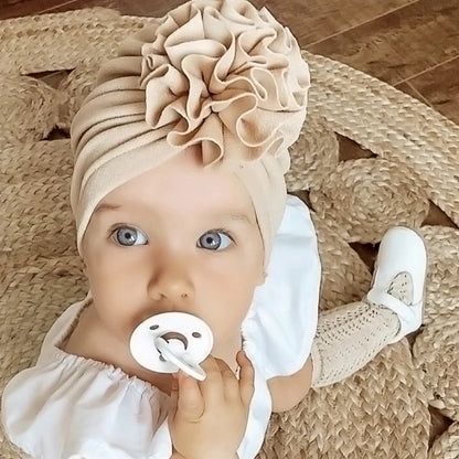 Turban bebe fille beige avec belle grande fleur au front.