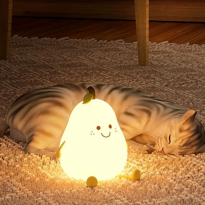 Veilleuse bébé et chat sur un tapis