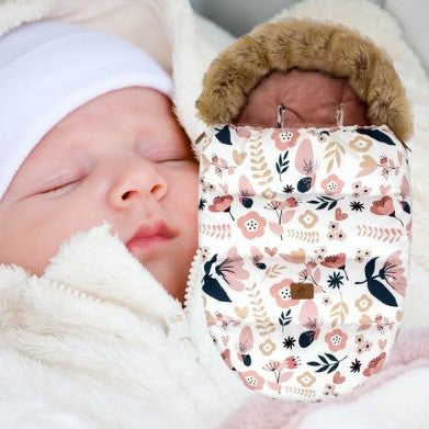 Visage bébé endormi et chancelière poussette fleurie