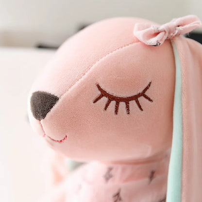 Zoom visage doudou bébé lapine yeux fermés